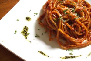 Receta de Espaguetis con salsa de tomates y anchoas - Sabor Granada
