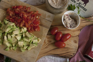 Tartar de tomate y aguacate en elaboración - Sabor Granada