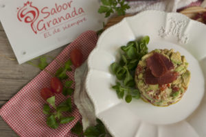 Receta para hacer Tartar de tomate y aguacate de la Costa Tropical con ajoblanco y cecina de Graná - Sabor Granada