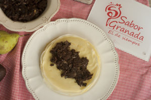 Crepes de morcilla con pera y miel en proceso de elaboración - Sabor Granada