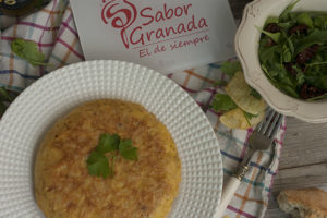 Receta para hacer tortilla de patatas chips - Sabor Granada