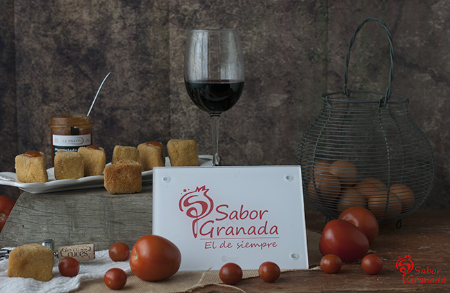 Receta para hacer Triángulos de queso sobre mermelada de tomate - Sabor Granada