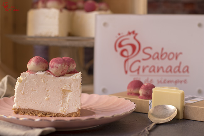 Receta para hacer tarta de queso y chocolate blanco con bombones de frutos rojos - Sabor Granada