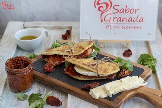 Receta para hacer piadina de chorizo ibérico, queso y paté de tomates secos - Sabor Granada