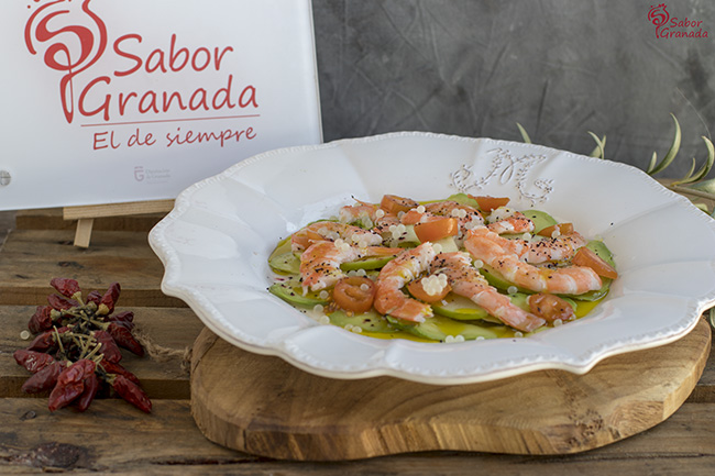 Receta para hacer un carpaccio de aguacate con langostinos y caviar blanco de Sierra Nevada - Sabor Granada