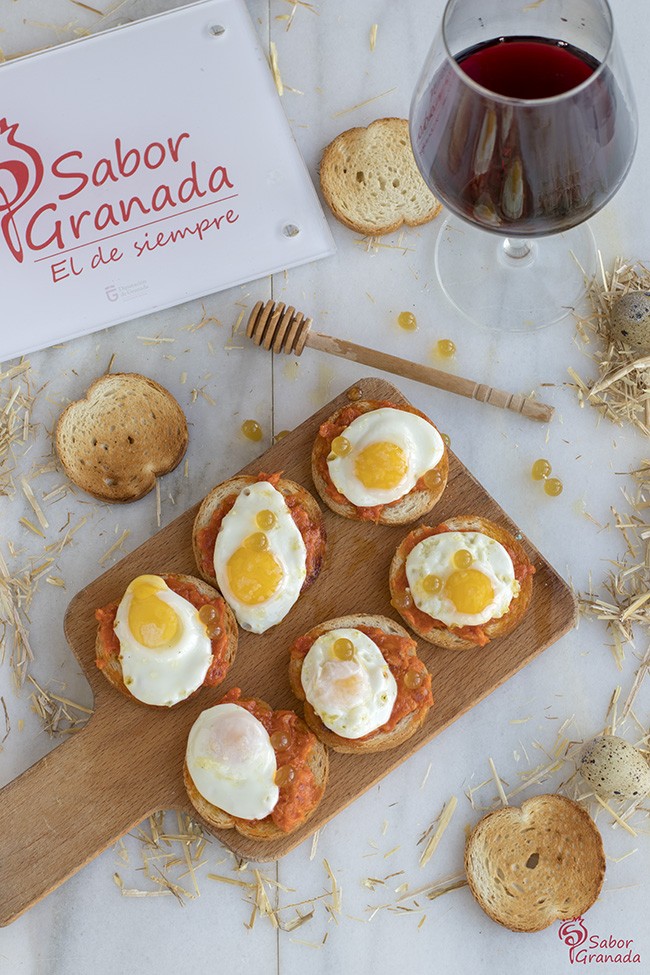 Tosta de sobrasada, huevos de codorniz y perlas de miel - Sabor Granada