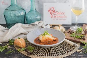 Bacalao en salsa de tomate, piñones y pasas - Sabor Granada