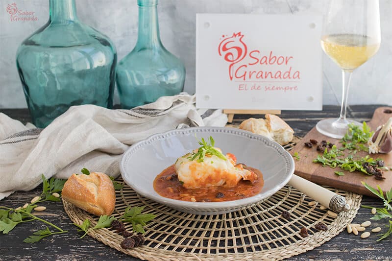 Bacalao en salsa de tomate, piñones y pasas - Sabor Granada