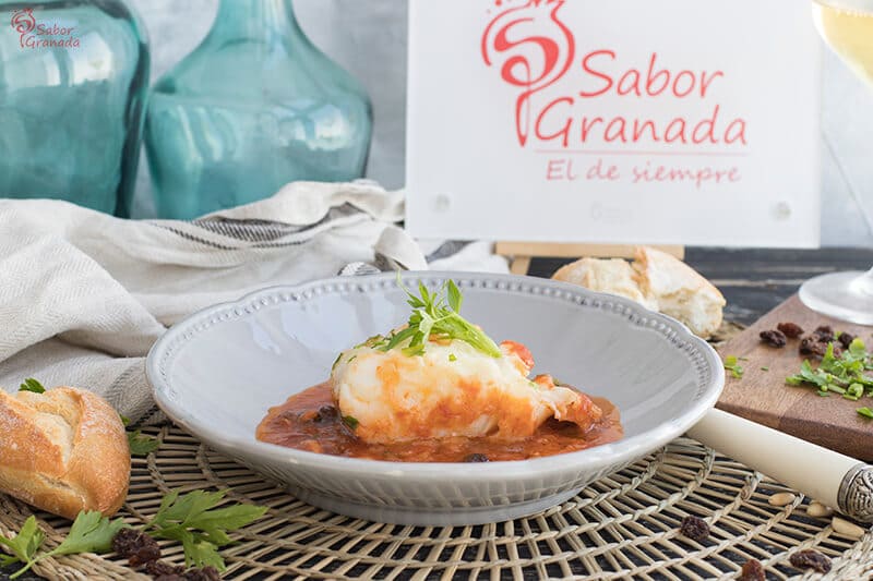 Receta para hacer Bacalao en salsa de tomate, piñones y pasas - Sabor Granada