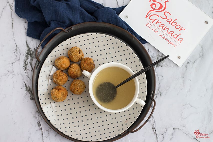 Receta de consomé navideño y croquetas de cocido - Sabor Granada