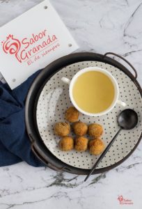 Consomé navideño y croquetas de cocido - Sabor Granada