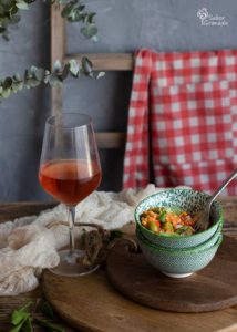 Recetas con lentejas: Ensalada de lentejas acompañada con vino rosado - Sabor Granada