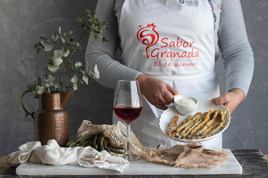 Elaboración de espárragos rebozados al horno - Sabor Granada