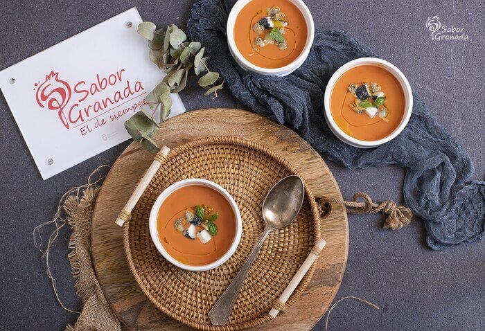 Gazpacho con berberechos y queso de la Alpujarra - Sabor Granada