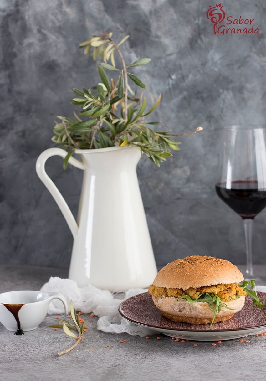 Presentación de las hamburguesas de lentejas con reducción de balsámico - Sabor Granada