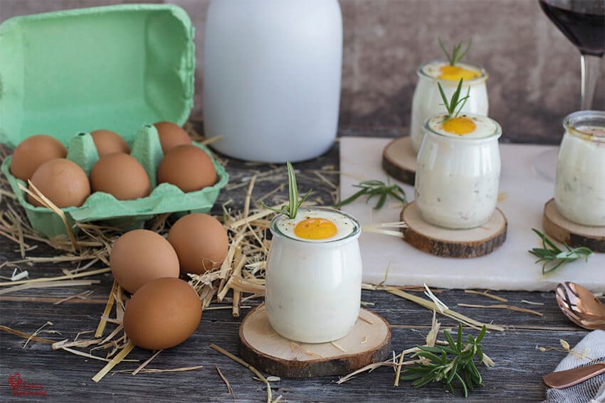 Elaboración de huevos al horno con nata y romero - Sabor Granada