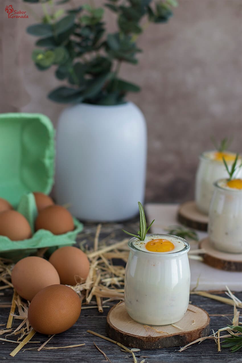 Cómo hacer huevos al horno con nata y romero - Sabor Granada