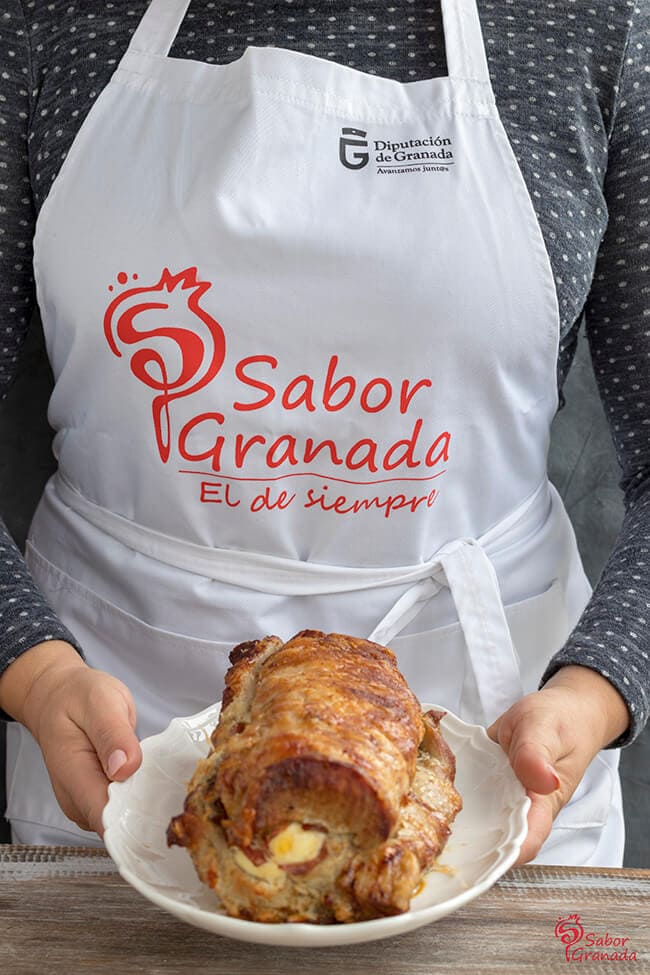 Lomo relleno de jamón, queso y huevo cocido con salsa de champiñones - Sabor Granada
