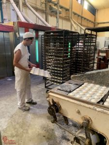 Empleado en proceso de elaboración de tortas Maritoñi - Sabor Granada