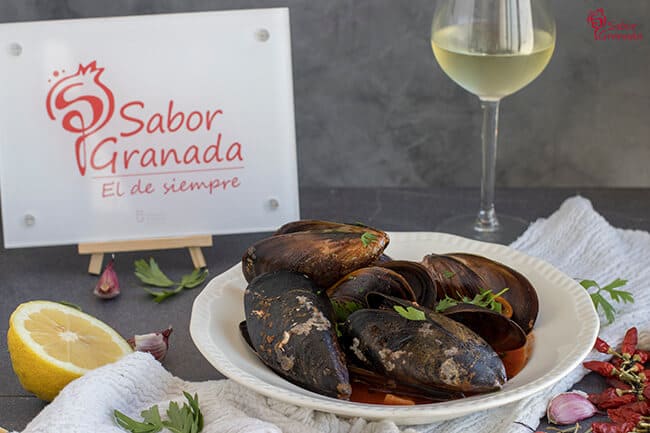 Receta para hacer mejillones al Bloody Mary - Sabor Granada