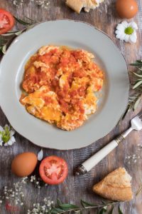 Presentación del plato: Revuelto de tomates con huevos - Sabor Granada