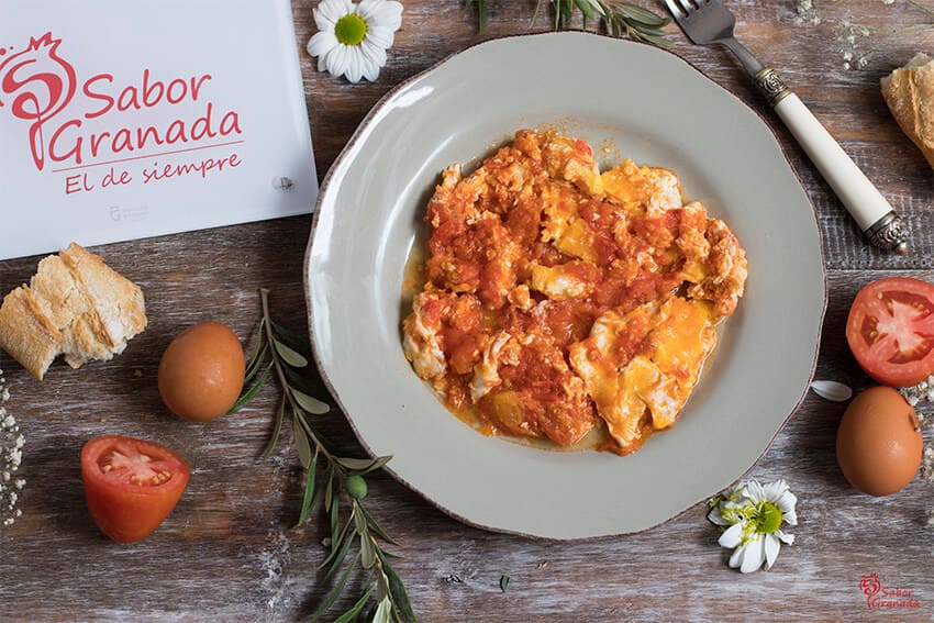 Receta para hacer un revuelto de tomates con huevos - Sabor Granada