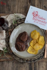 Presentación de la receta de solomillo al vino semidulce con patatas onduladas - Sabor Granada