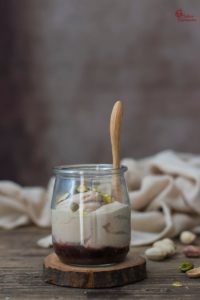 Elaboración de la receta de Yogur de foie con pistachos - Sabor Granada