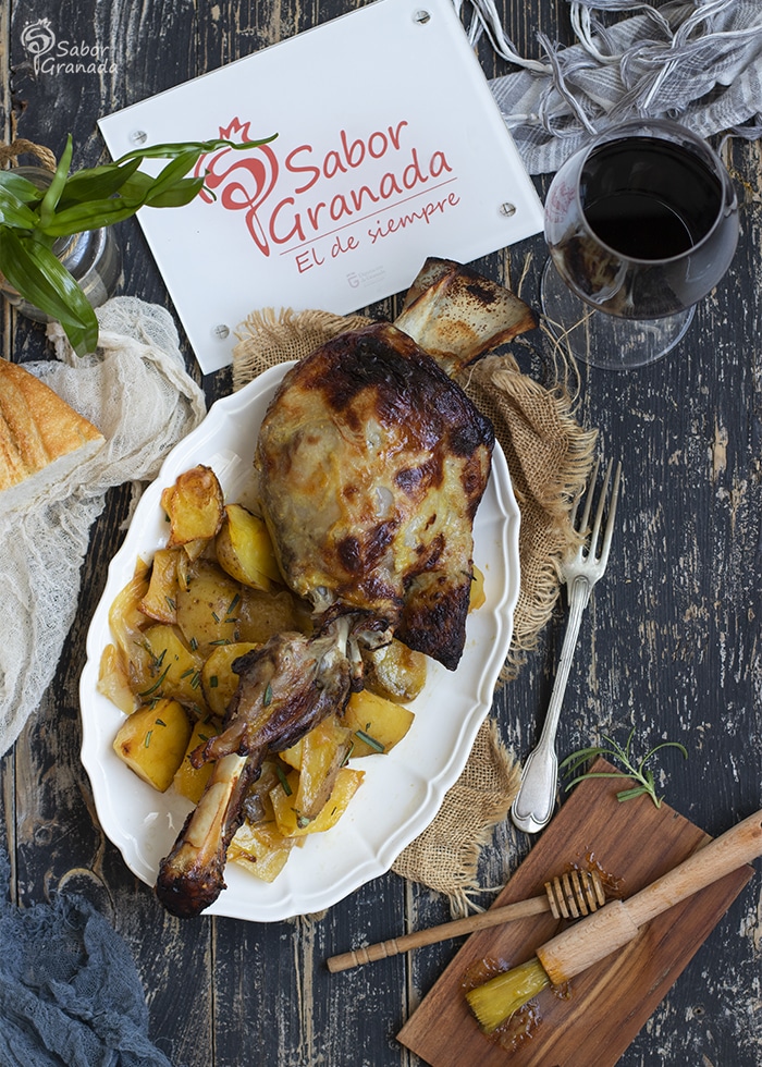 Presentación de la paletilla de cordero a la miel y mostaza - Sabor Granada