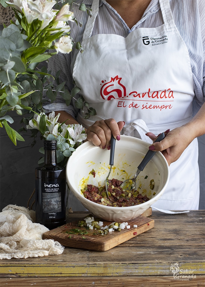 Steak tartar en proceso de elaboración - Sabor Granada