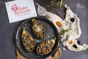 Receta para hacer berenjenas rellenas de carne de cordero y frutos secos - Sabor Granada