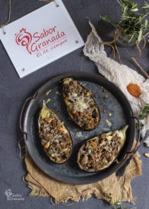 Presentación de las berenjenas rellenas de carne de cordero y frutos secos - Sabor Granada