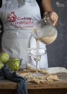 Preparación del cóctel de chirimoya - Sabor Granada