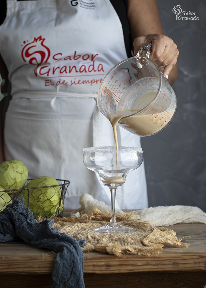 Preparación del cóctel de chirimoya  - Sabor Granada