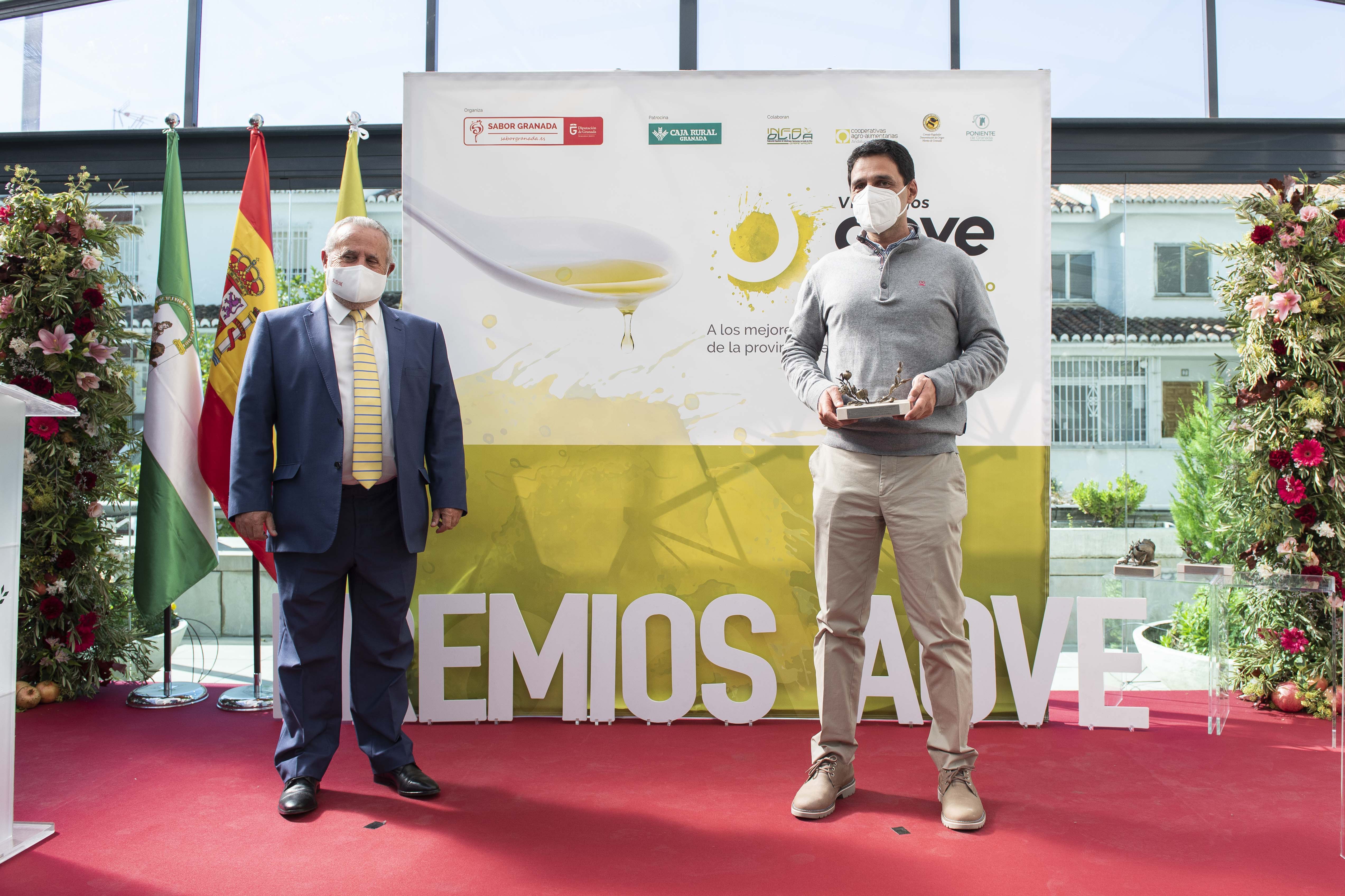 Fotografía de uno de los ganadores de los Premios AOVE Sabor Granada recogiendo el galardón