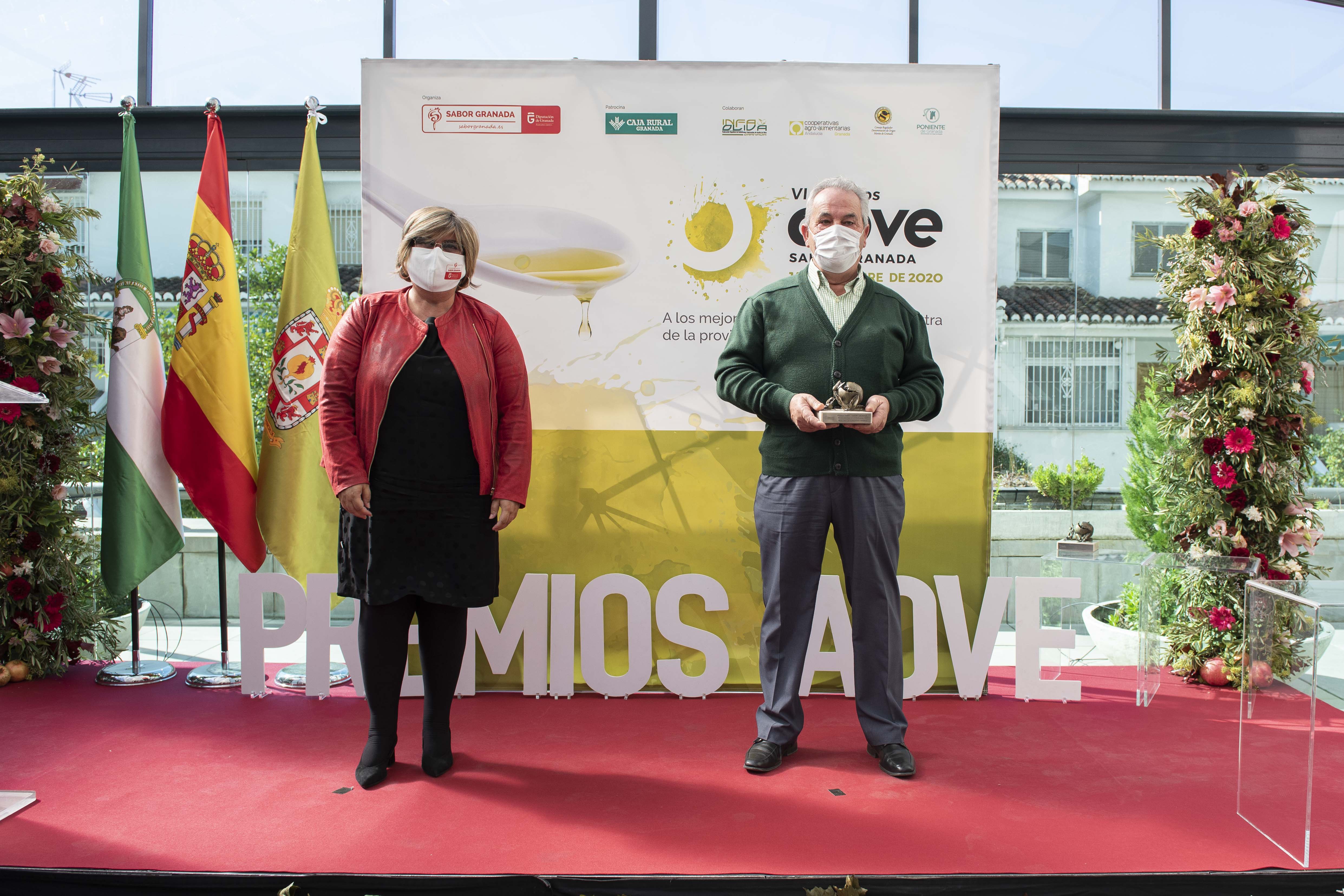 La Diputada Ana Muñoz entrega uno de los Premios AOVE Sabor Granada 2020