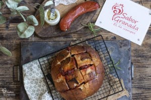 Receta para hacer pan al horno con crema de queso y sobrasada - Sabor Granada