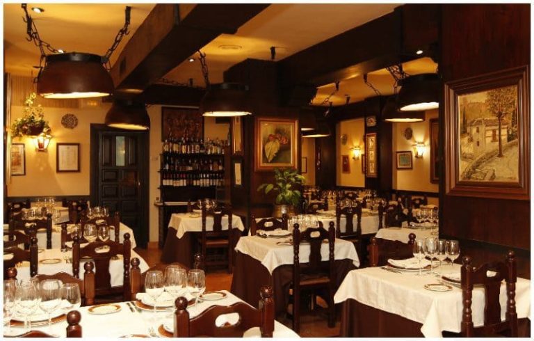 Salón interior del Restaurante Las Tinajas - Sabor Granada