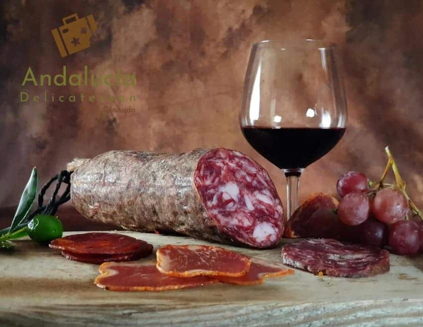 Embutidos y copa de vino tinto de Andalucía Delicatessen - Sabor Granada