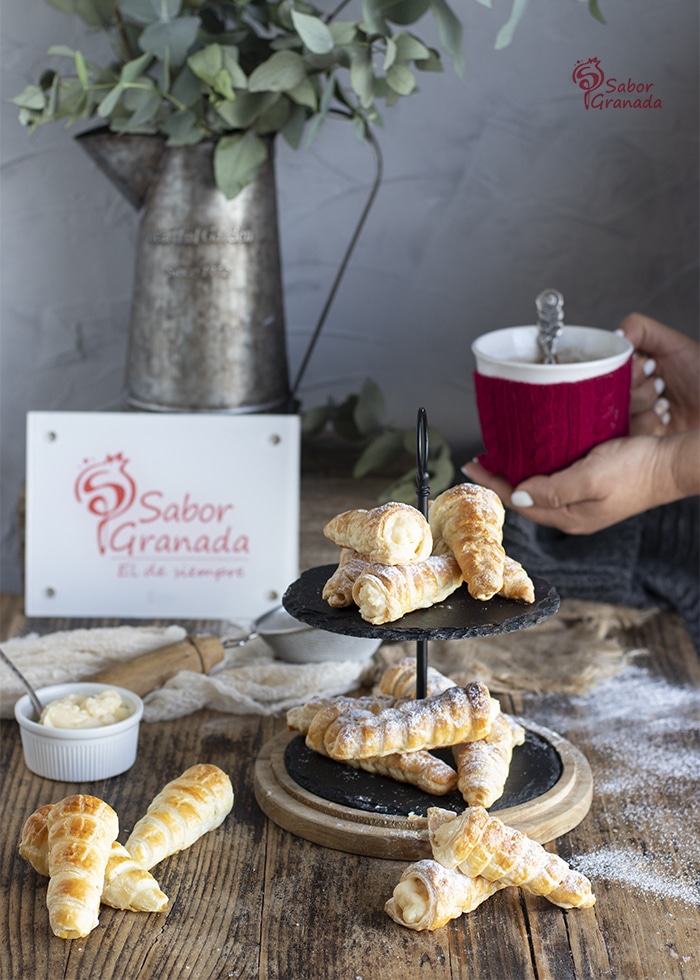 Canutillos rellenos de crema pastelera - Sabor Granada