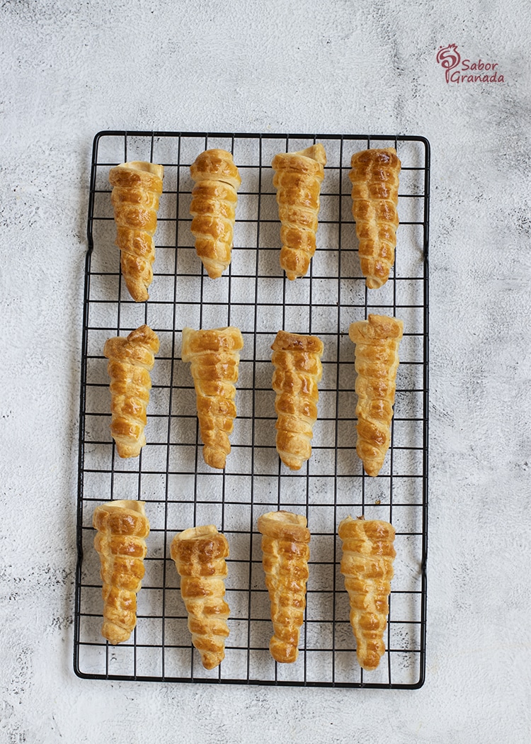 Segundo paso para hacer canutillos rellenos de crema pastelera: recién salidos del horno - Sabor Granada