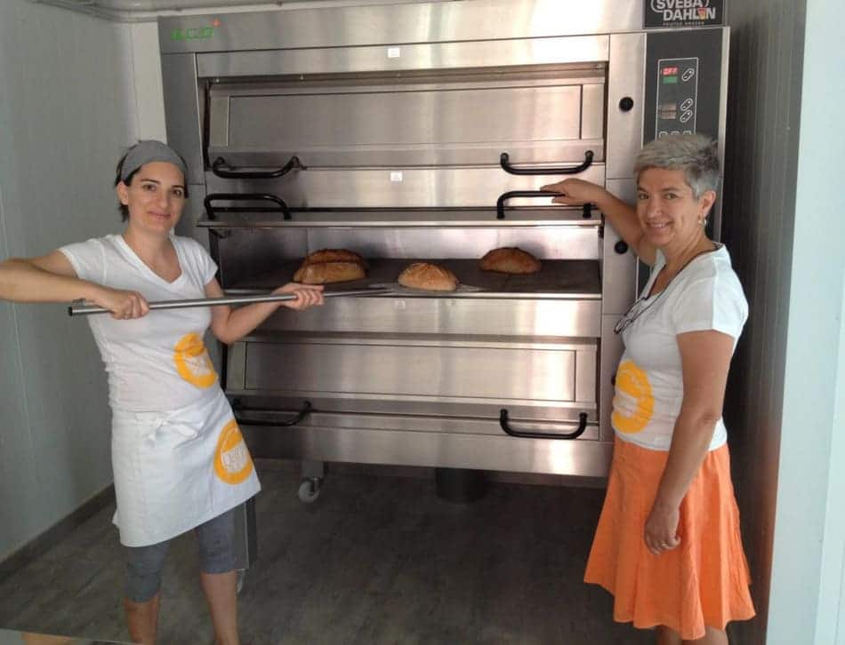 Sacando panes del horno de la Panadería Pan de mi Pueblo - Sabor Granada