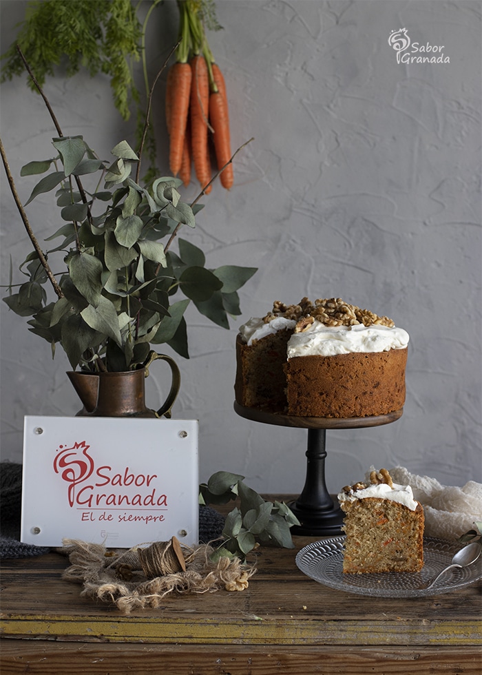 Tarta de zanahoria y nueces con una porción menos - Sabor Granada