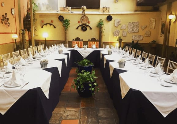 Salón del Restaurante Pilar del Toro con mesa en forma de u - Sabor Granada