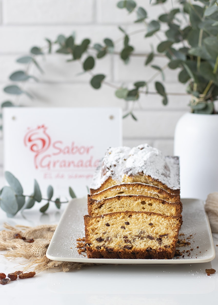 Bizcocho de pasas al ron cortado para servir - Sabor Granada