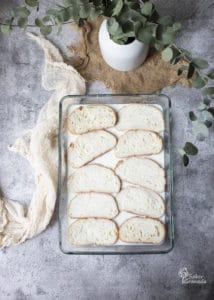 Pan para hacer las torrijas tradicionales en una fuente con leche, después de hervir junto con el azúcar, las ramas de canela y la piel de limón- Sabor Granada