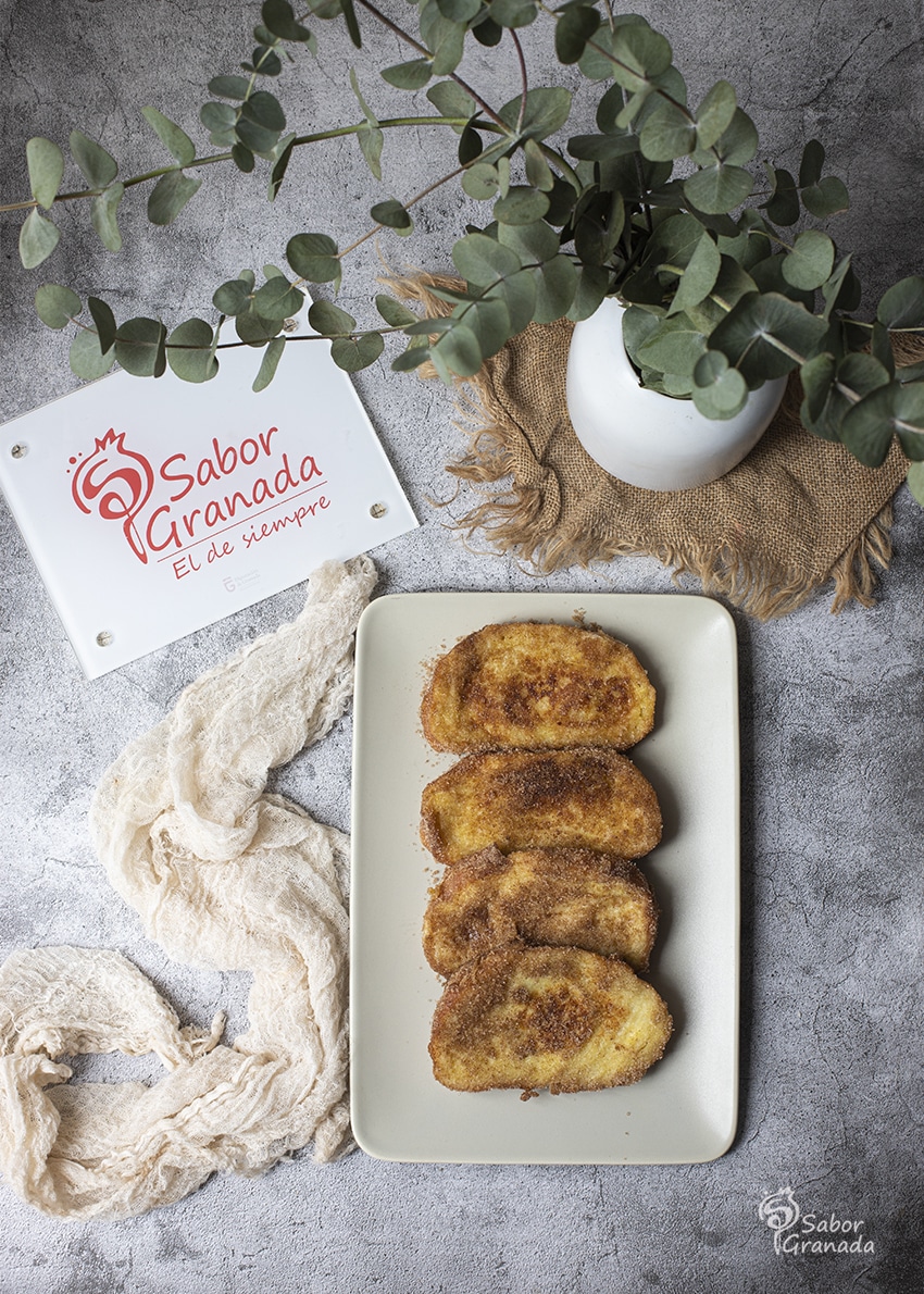 Torrijas tradicionales en plato - Sabor Granada