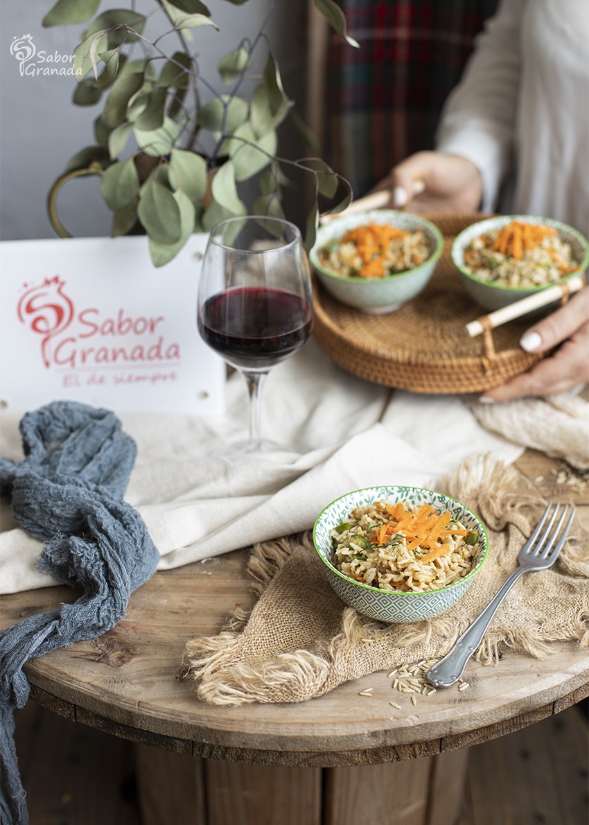 Plato de ensalada de arroz integral con verduras - Sabor Granada