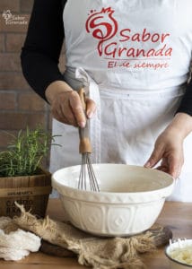 Primer paso del proceso de elaboración de las magdalenas de queso y romero - Sabor Granada