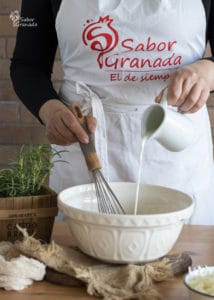 Segundo paso de la receta de magdalenas de queso y romero: añadimos la leche  - Sabor Granada